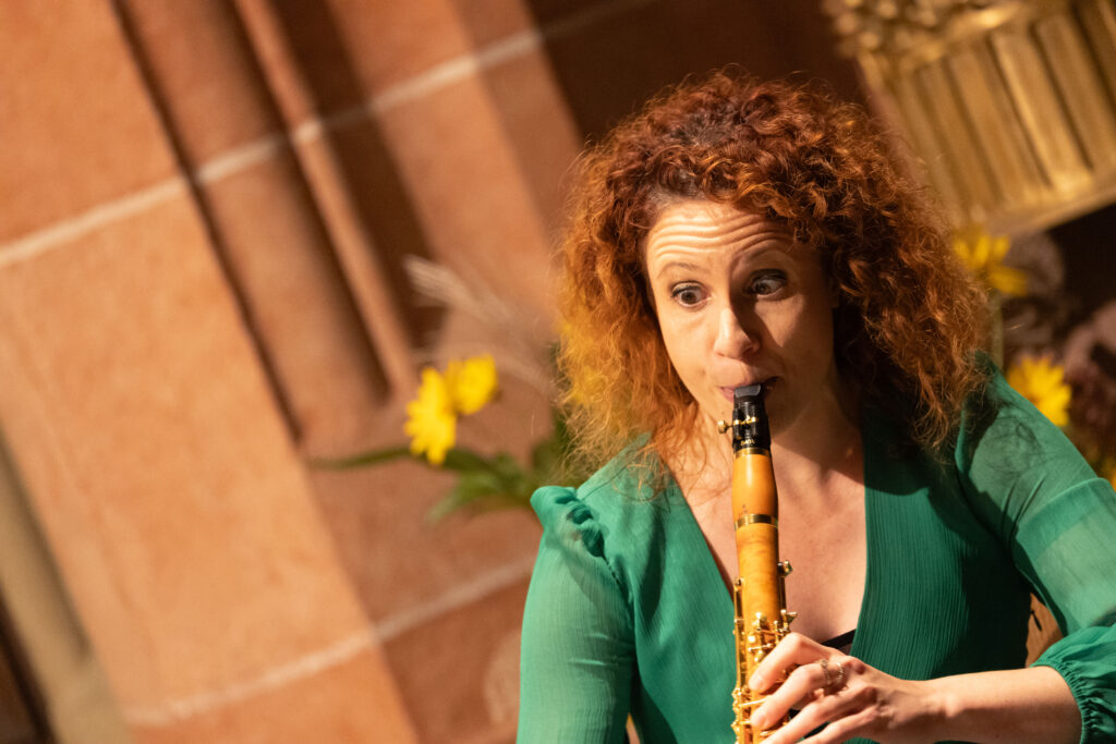 Shirley Brill begeistert das Publikum mit dem warmen Klang ihrer Klarinette aus Buchsbaumholz.